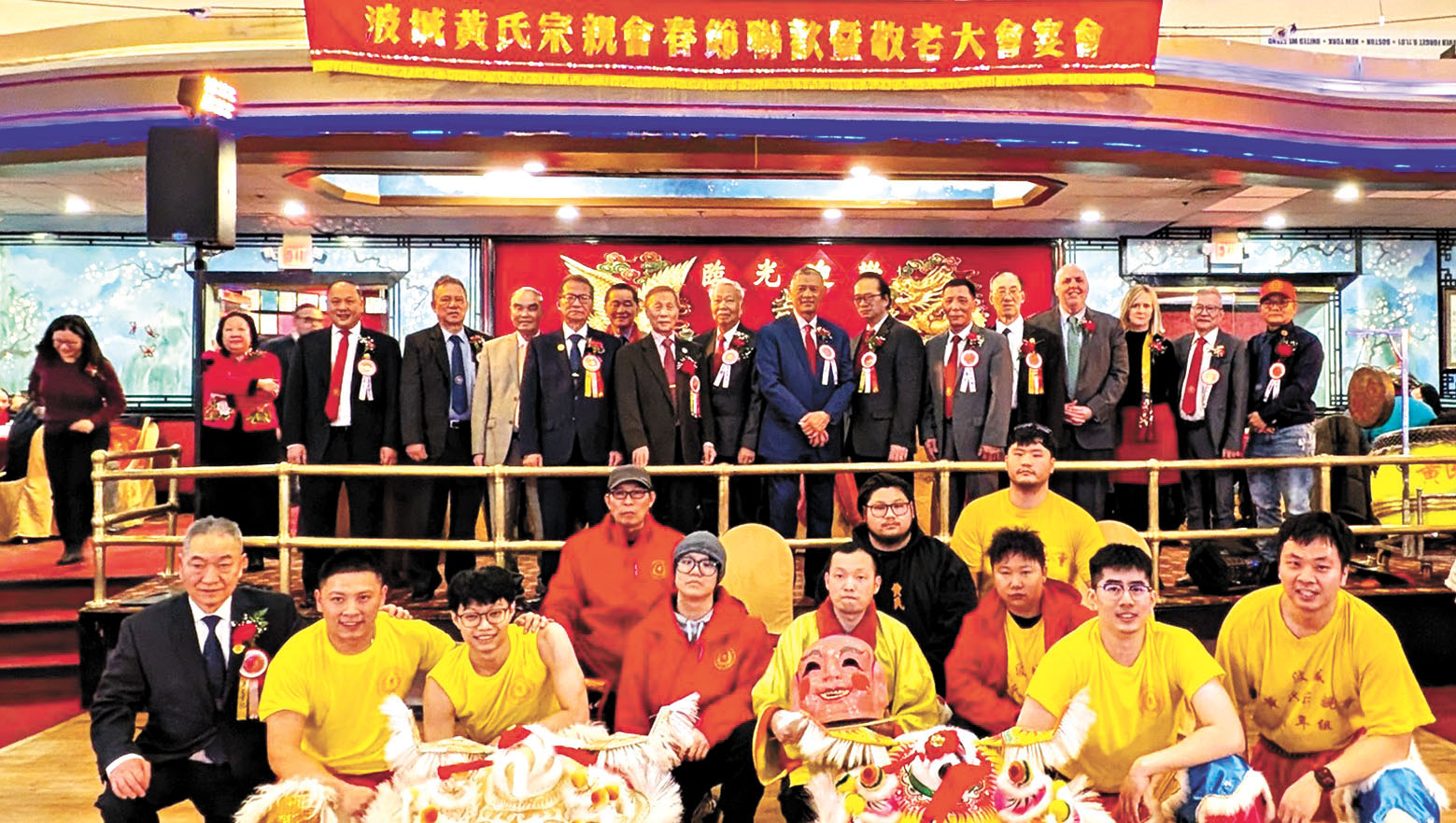 舞獅好手們同宗親會職員及嘉賓合影。 李強攝