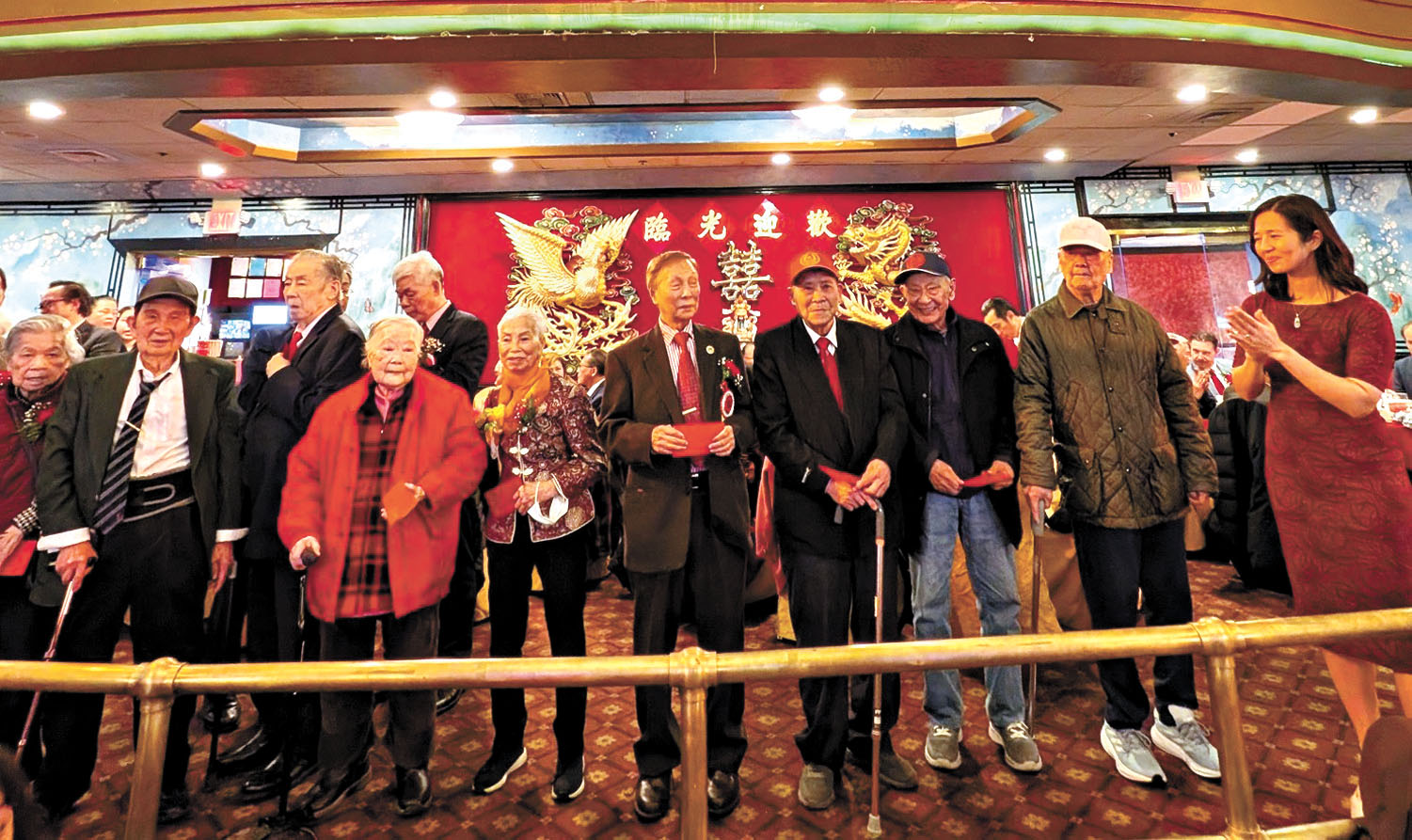 吳市長（右一）祝賀獲得紅包的90歲以上長者們。