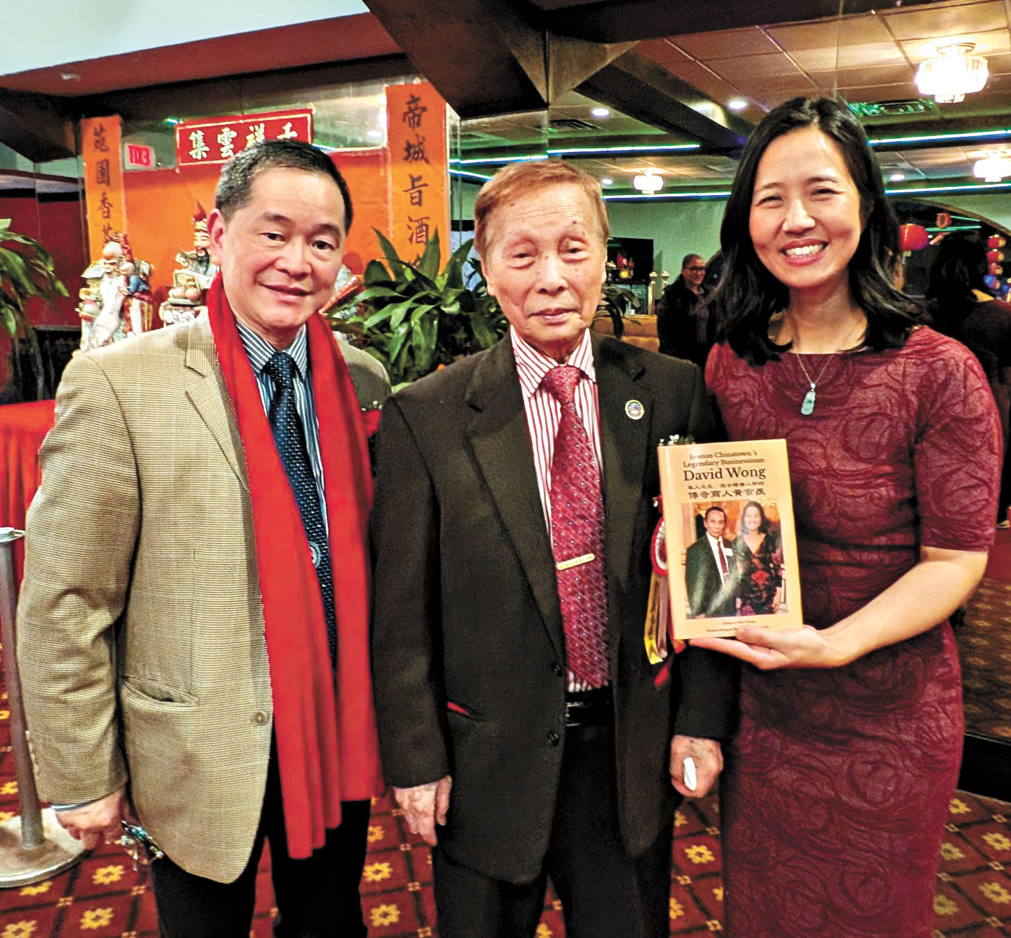 （左起）共同作者黃納斯、黃官羡贈送新書給吳弭。