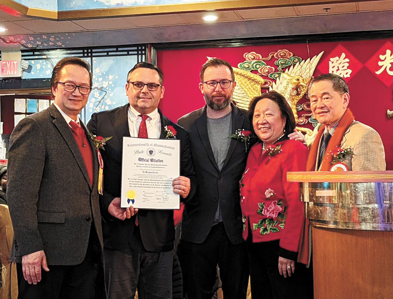 （左起）黃鷹立、柯林斯、州議員麥家威代表、黃瑞瑜、黃納斯在頒獎典禮合影。