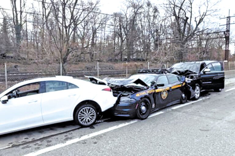 州警巡邏車遭後方追撞，導致連環車禍。 州警圖片