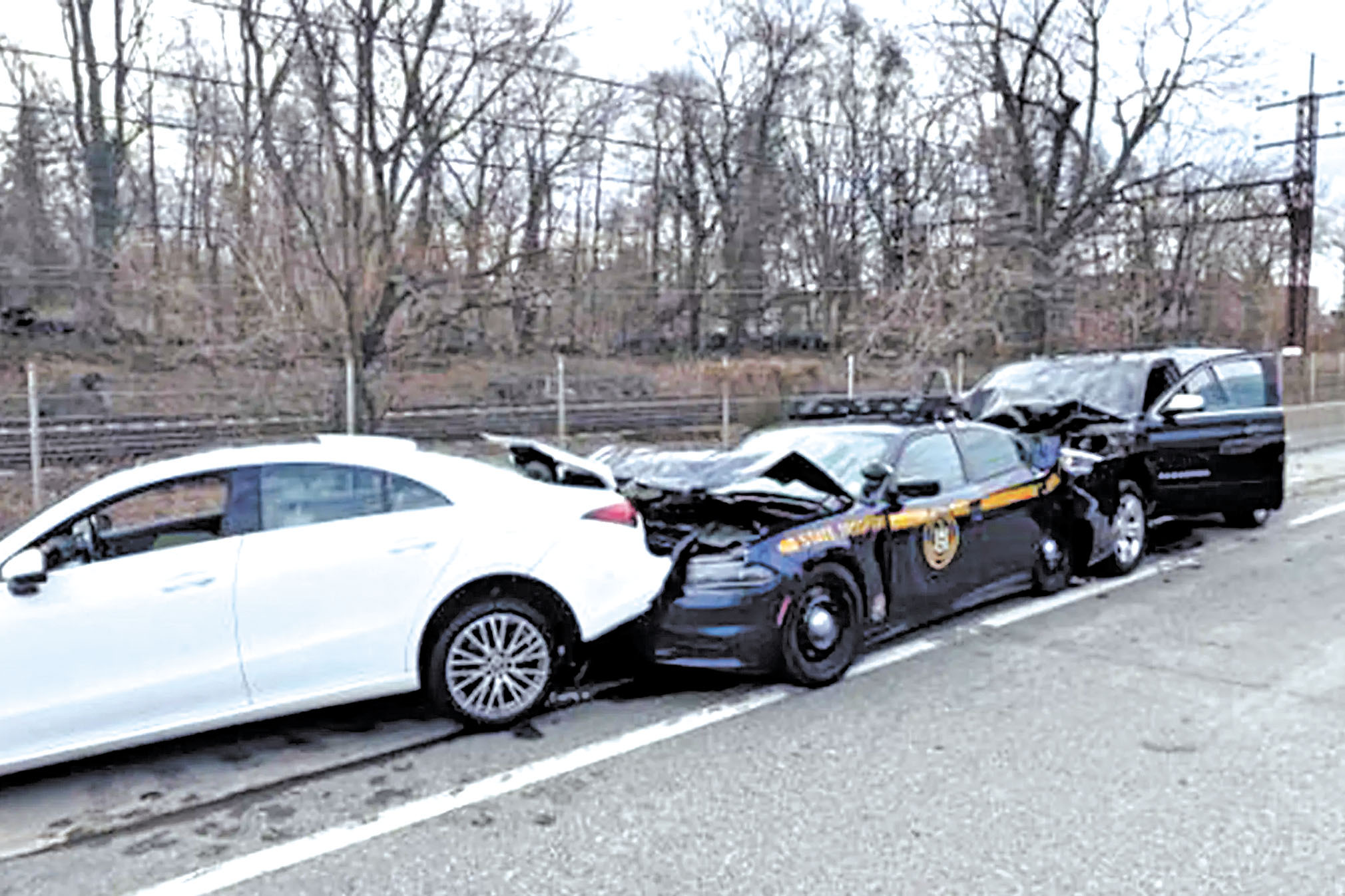 州警巡邏車遭後方追撞，導致連環車禍。 州警圖片