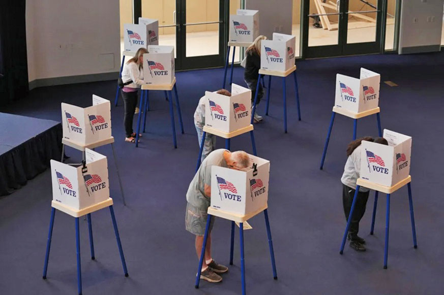 南加州選民在投票站填寫選票。 美聯社