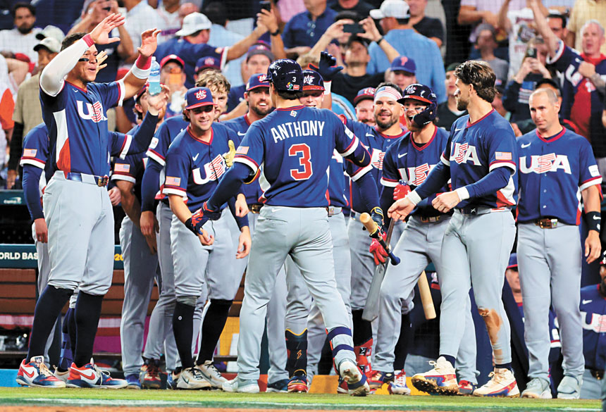 安東尼反超比分後,國家隊全員興奮不已。路透社