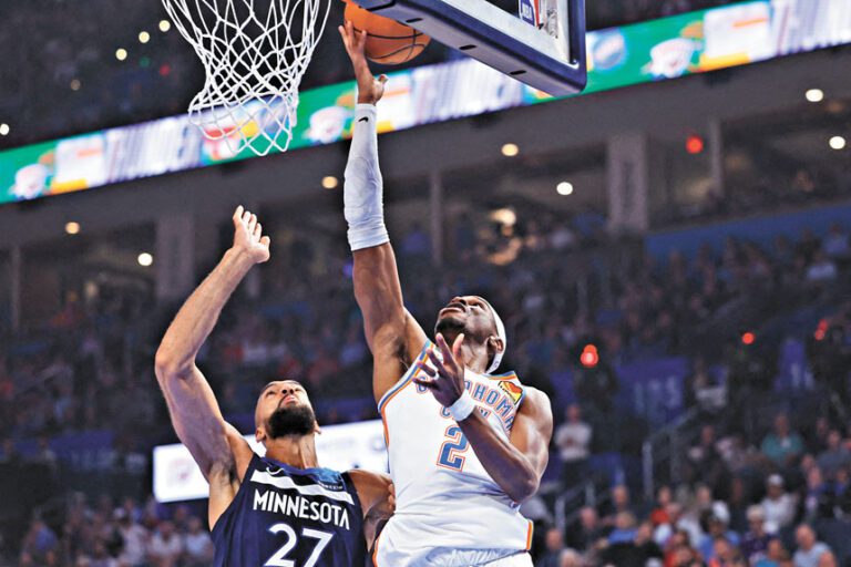 全場狀態低迷的亞歷山大還是拚盡全力去得分。路透社