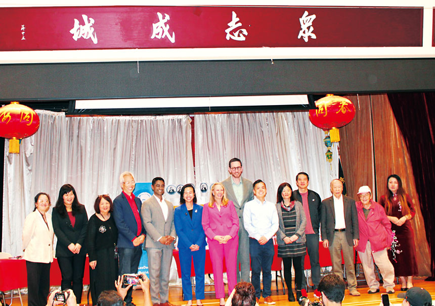 亞裔社區國會候選人論壇結束後,三個主辦機構代表及協助單位和義工等合照留念。記者陳程威攝