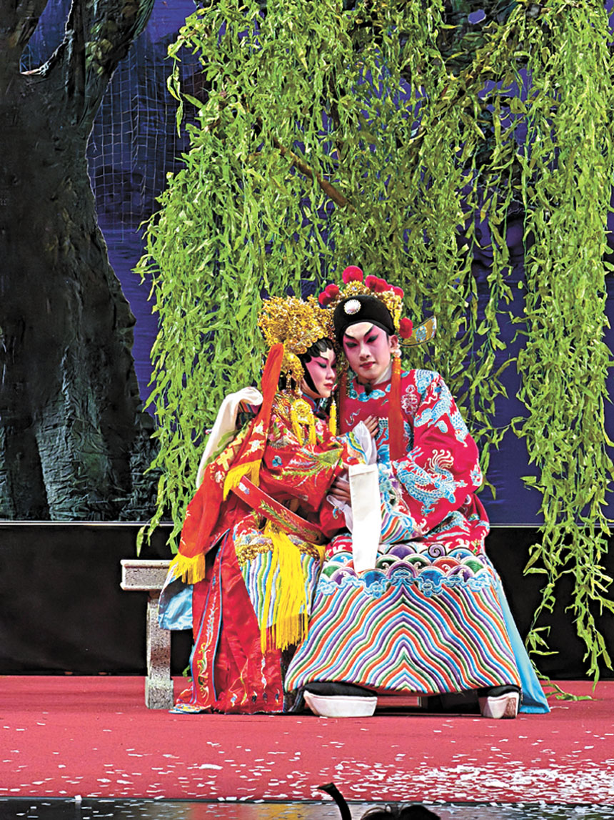 經典《帝女花之香夭》長平公主與周世顯在連理樹下對唱情深。記者蘇婕雅攝