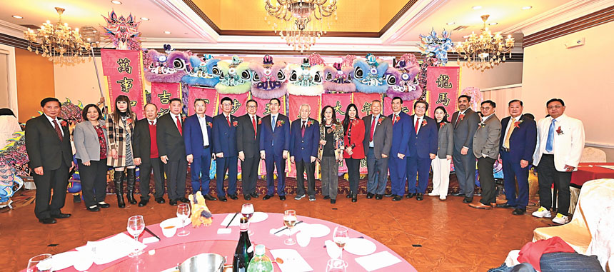 中領館官員、政要及僑界貴賓親臨祝賀,並與北加州廣府人聯誼總會首長合影。馬紅兵攝