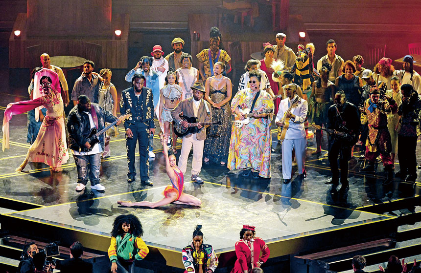 演員們表演了《罪人們》中的歌曲《我騙了你》。路透社