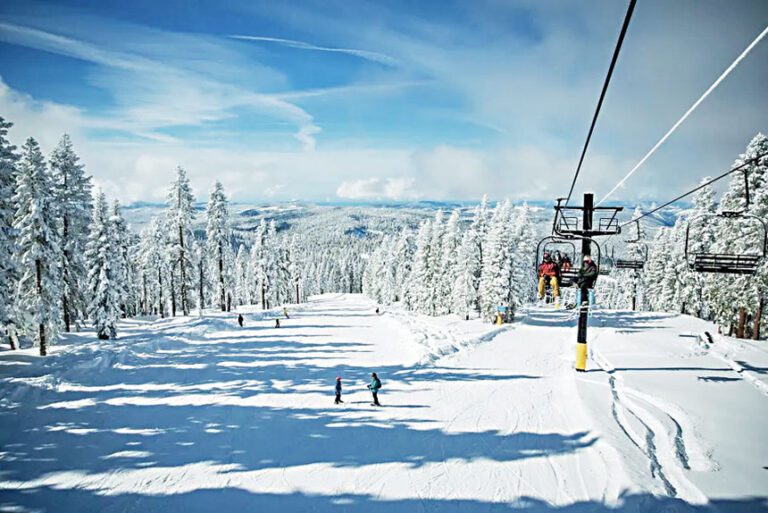 瓦西連科友人的車子陷入積雪動彈不得，靠義工救援拖出。Emil Vasilenko/Norcal 4x4 Rescue