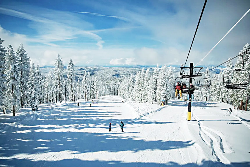 瓦西連科友人的車子陷入積雪動彈不得,靠義工救援拖出。Emil Vasilenko/Norcal 4x4 Rescue