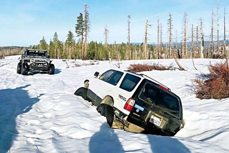 瓦西連科友人的車子陷入積雪動彈不得，靠義工救援拖出。Emil Vasilenko/Norcal 4x4 Rescue