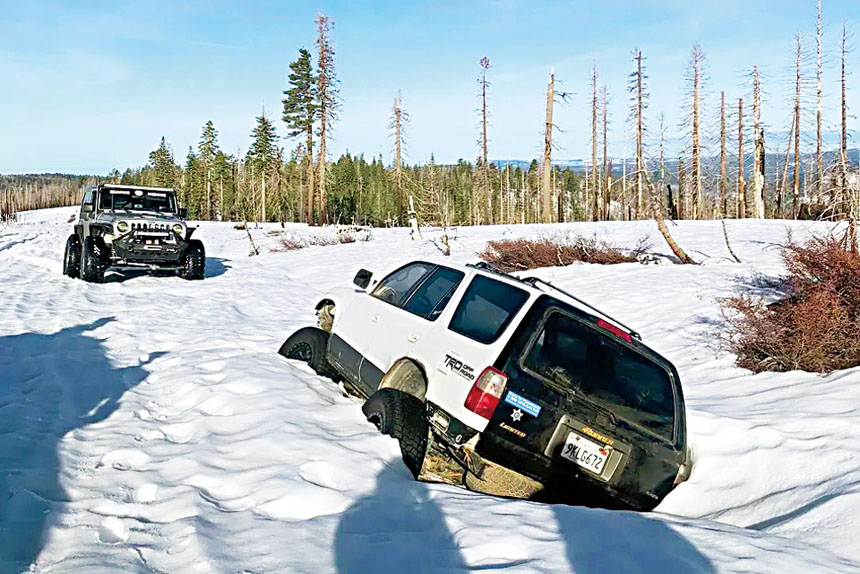 瓦西連科友人的車子陷入積雪動彈不得,靠義工救援拖出。Emil Vasilenko/Norcal 4x4 Rescue