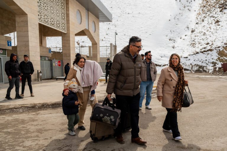 戰火下的兩難：伊朗人湧向土耳其邊境，歐洲憂心引爆新難民危機