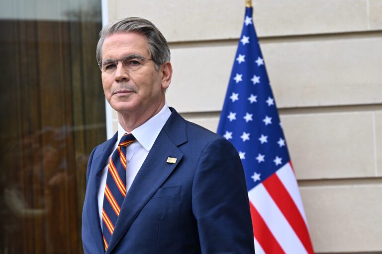 霍爾木茲海峽戰雲密布，美國財長貝森特鬆口：正允許伊朗油輪通過以供應全球