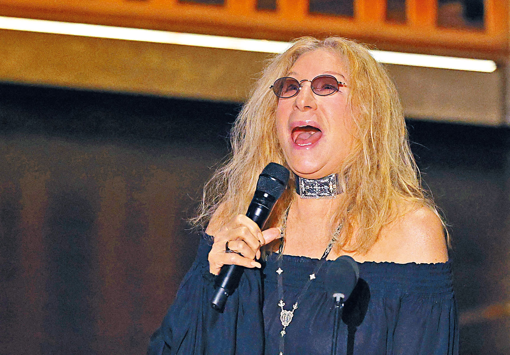 芭芭拉史翠珊獻唱悼念《俏郎君》拍檔羅拔烈福。