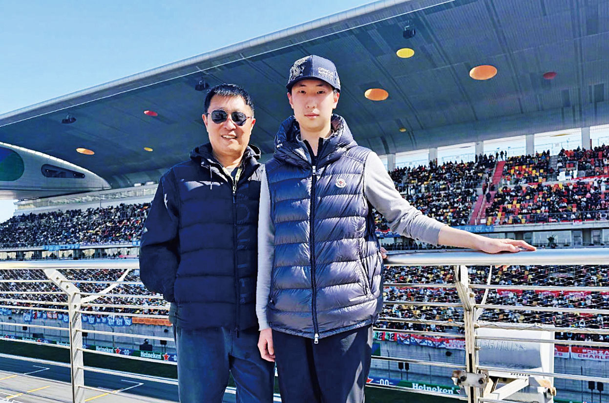 林永健（左）與兒子一同現身F1排位賽現場。網上圖片 .c2/.c3
