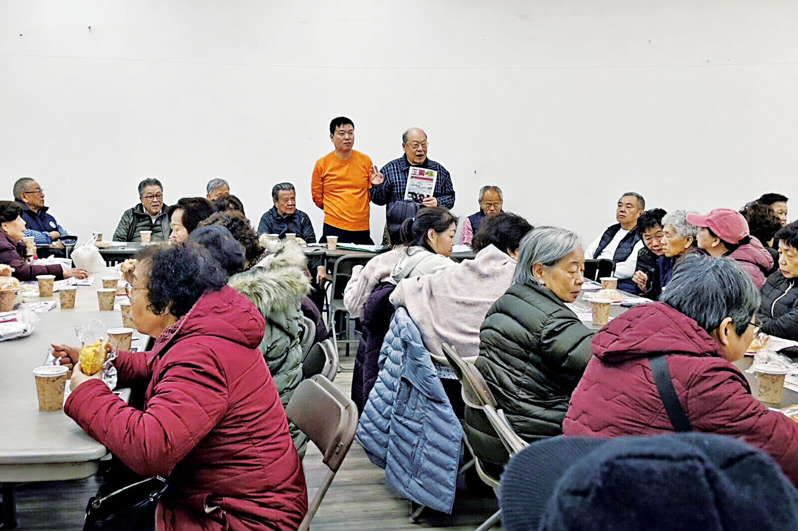 王鏑拜訪孔廈居民。