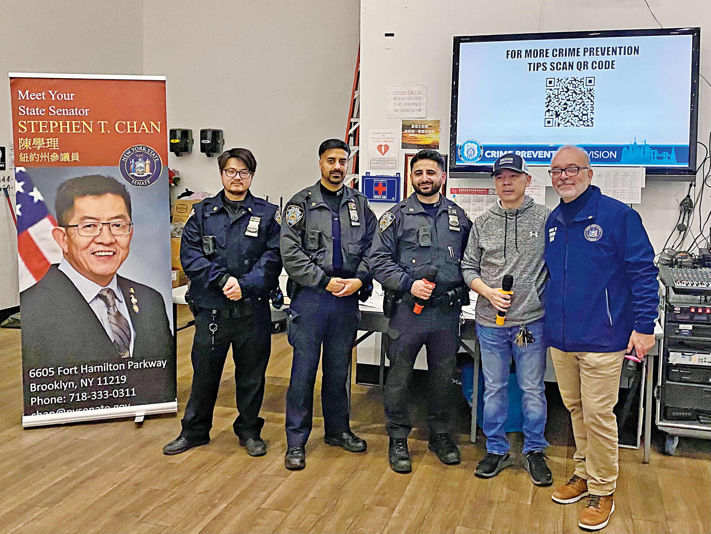 莫拉萊斯(右一)與斯科里(中)等部分出席16日活動嘉賓合影。 張之銘攝