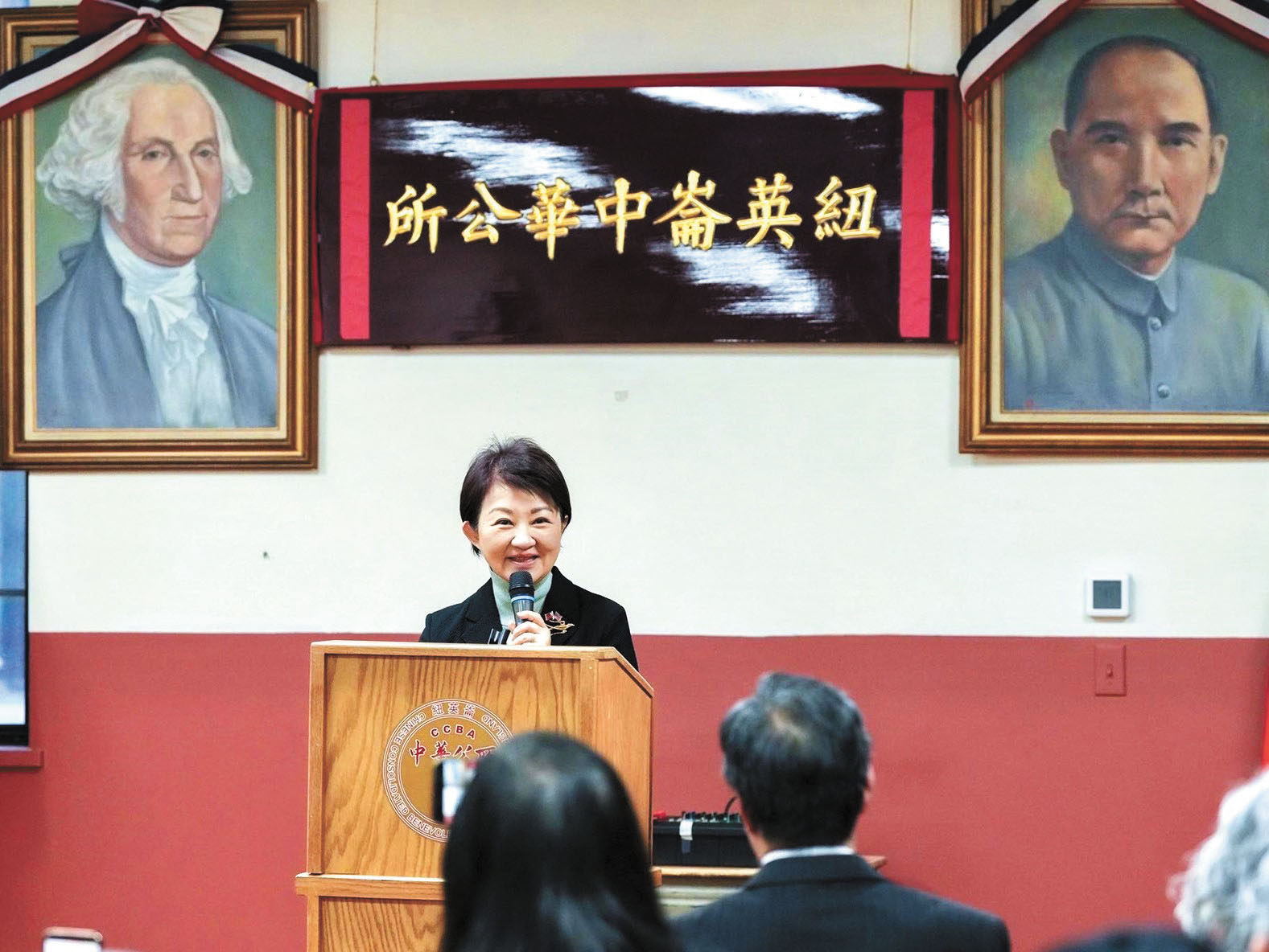 盧秀燕在中華公所發表演講。