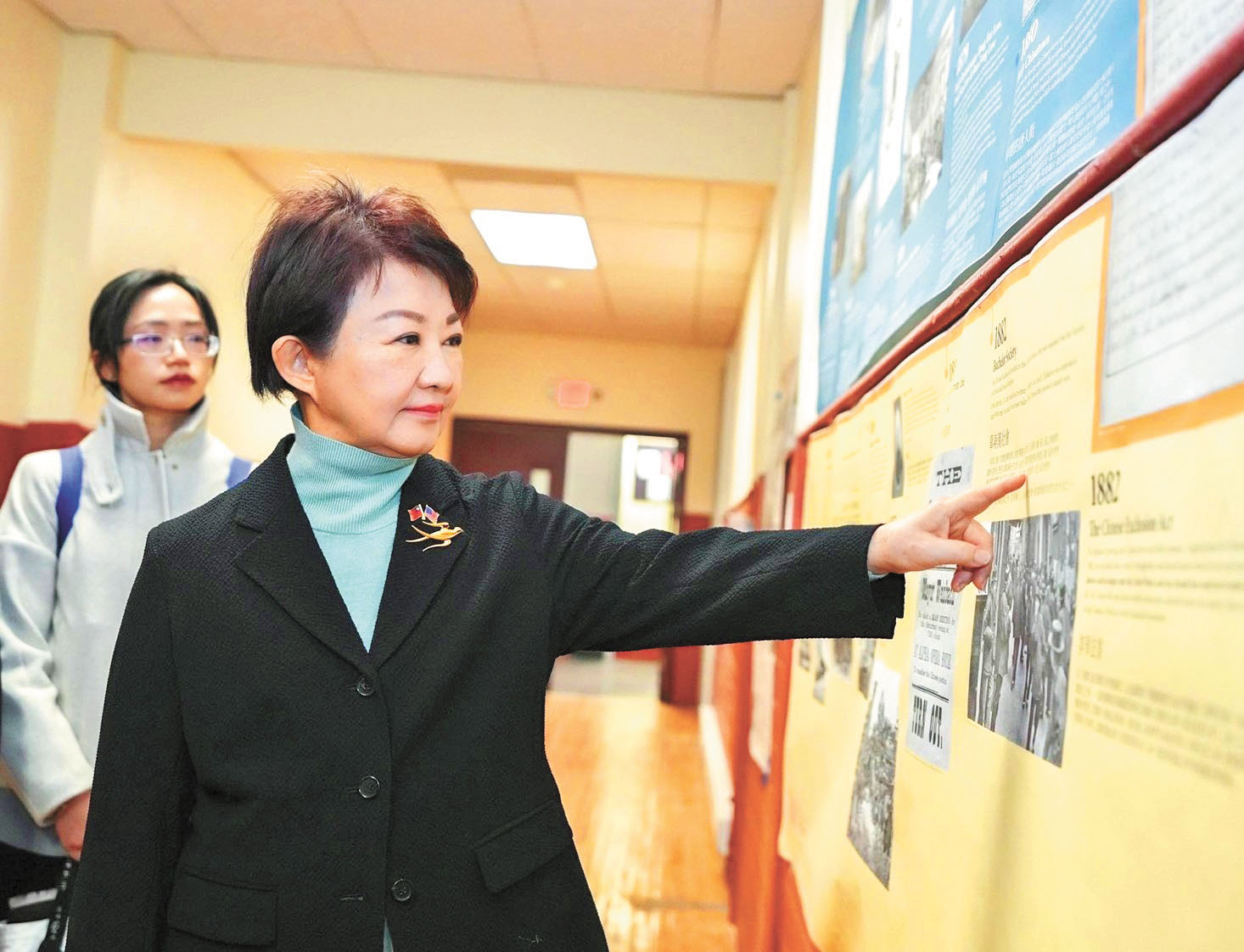 盧秀燕參觀中華公所走廊張貼的歷史圖片。