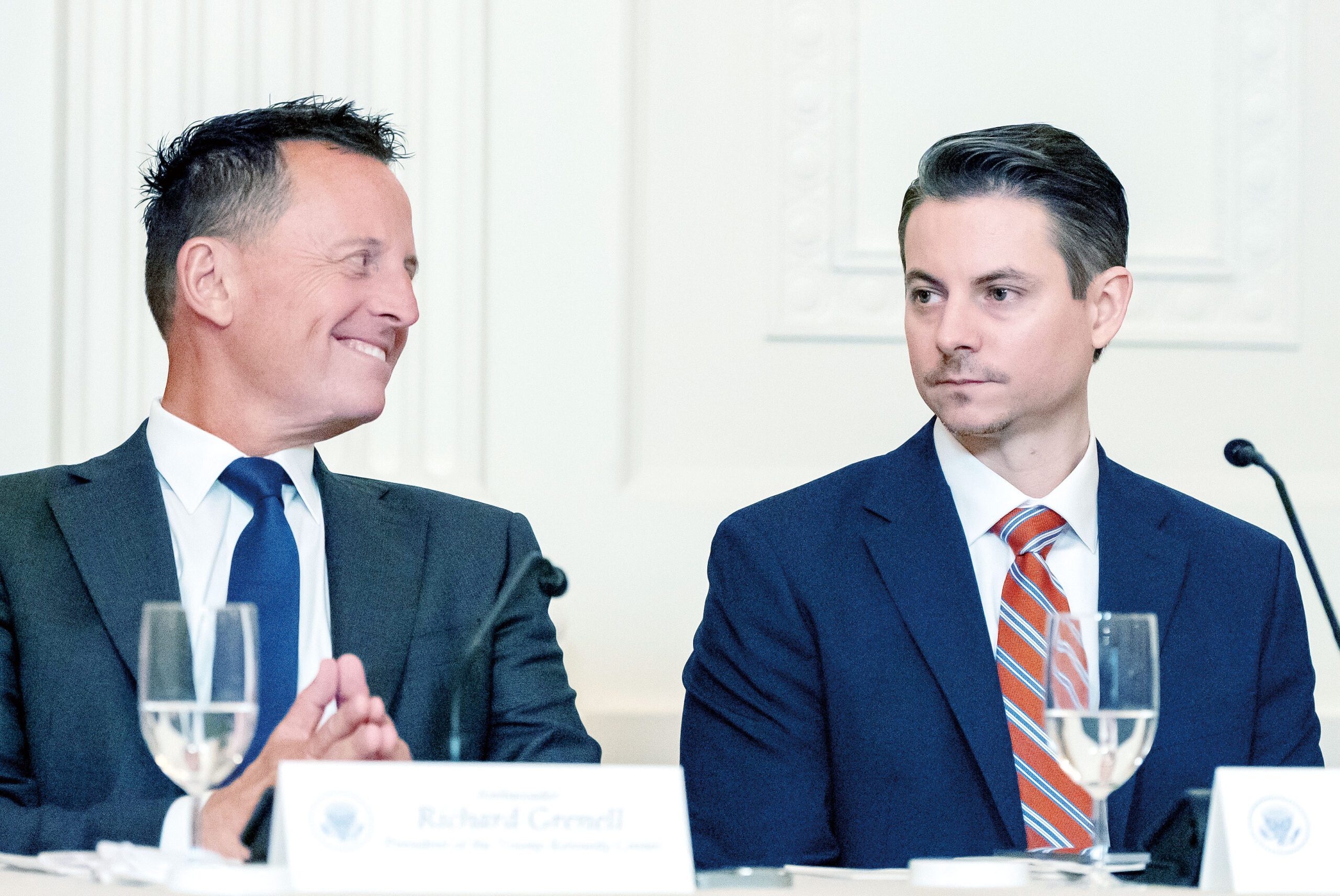 甘迺迪表演藝術紀念中心16日董事會會議上，原任主席理查德·格雷內爾（左）與新任主席弗洛卡（右）座位緊鄰。美聯社