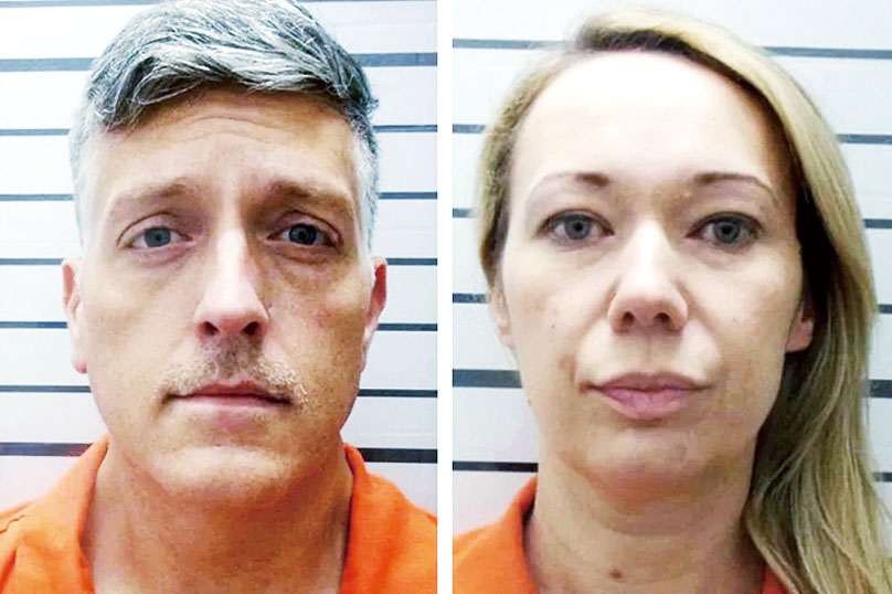 「回歸自然殯儀館」的約翰海爾福德（Jon Hallford，左）及凱莉海爾福德（Carie Hallford，右）因以假骨灰欺騙家屬被判重刑。美聯社