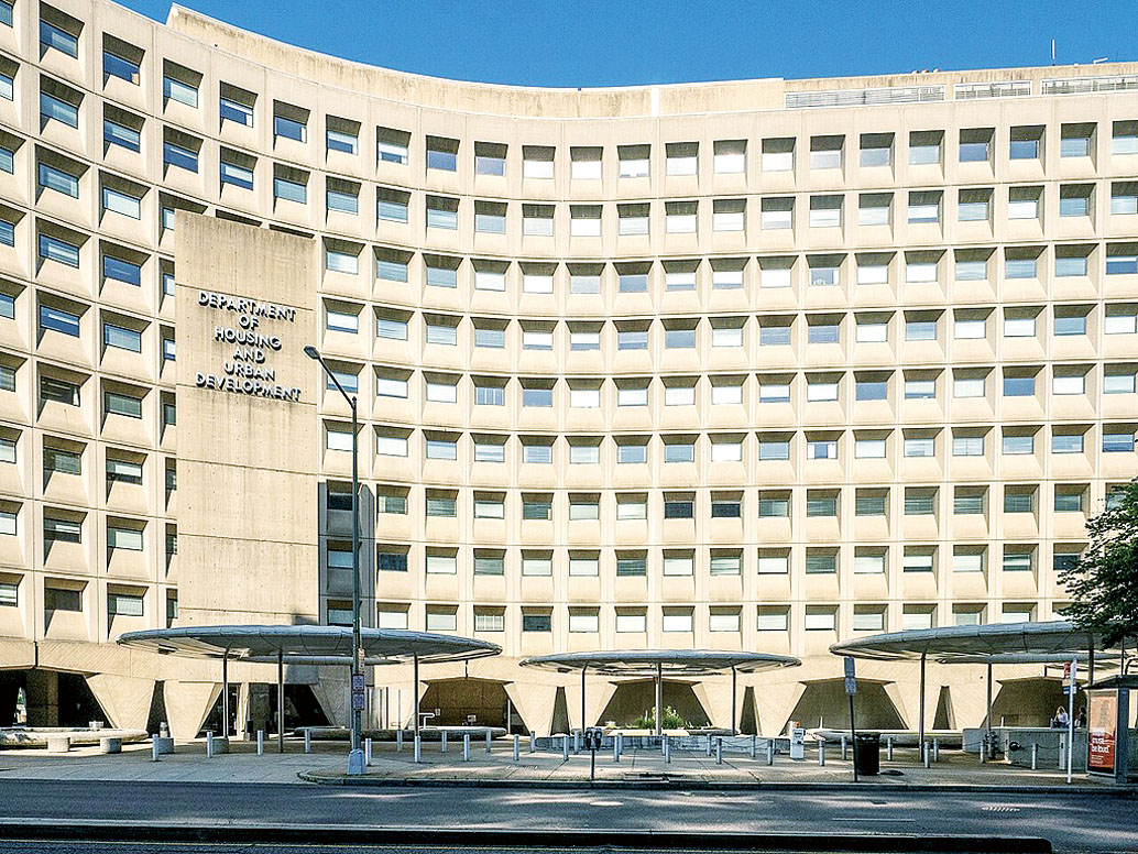 聯邦住房與城市發展部（HUD）遭到來自加州、伊利諾州、華盛頓特區等地的16名民主黨州總檢察長提起訴訟，指控該部門限制住房反歧視執法。維基百科