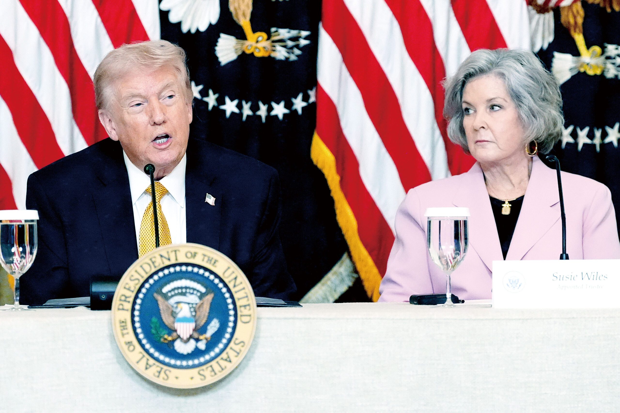 特朗普總統16日在甘迺迪表演藝術中心董事會會議上發表講話，白宮幕僚長懷爾斯在旁聆聽。 美聯社