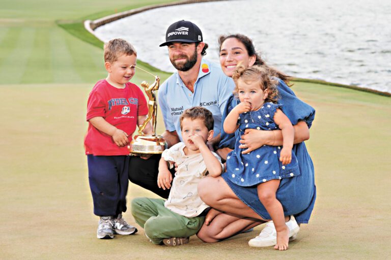 卡梅隆．楊攜家人與獎盃一起合影留念。路透社