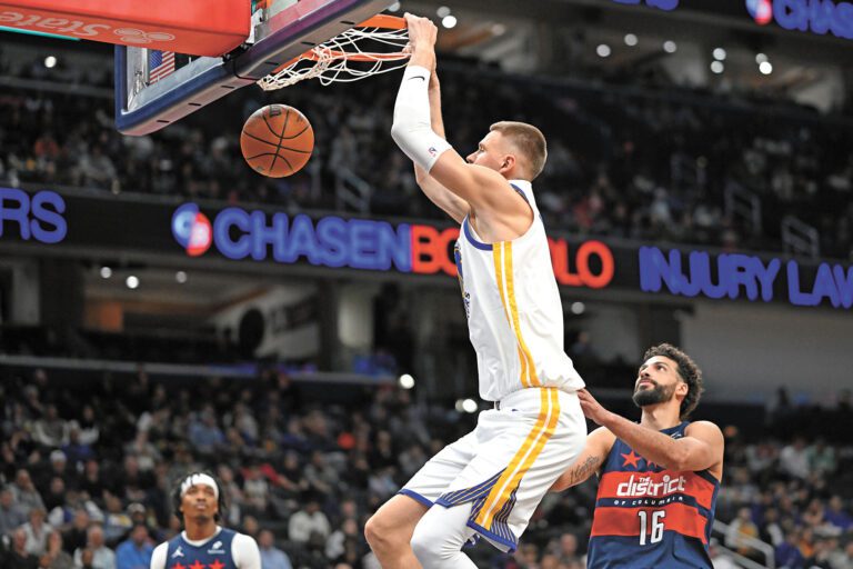 波爾津吉斯在籃筐下為所欲為。美聯社