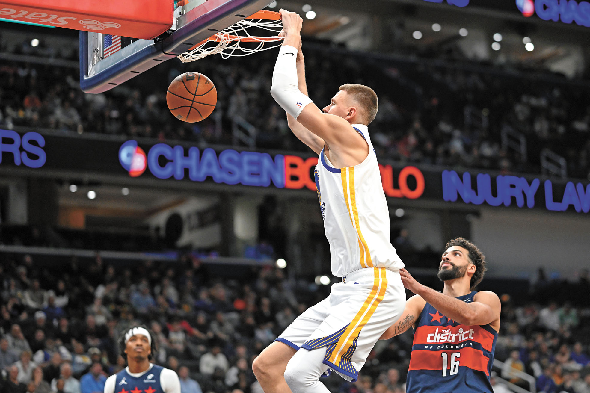 波爾津吉斯在籃筐下為所欲為。美聯社