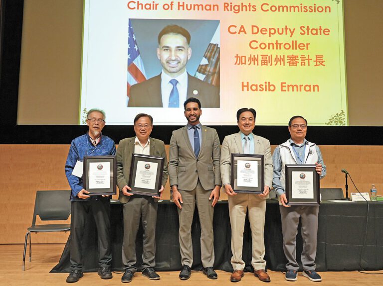 加州副審計長Hasib Emran（中）向主辦方頒發賀狀，肯定中醫藥在社區健康中的價值。記者黃偉江攝