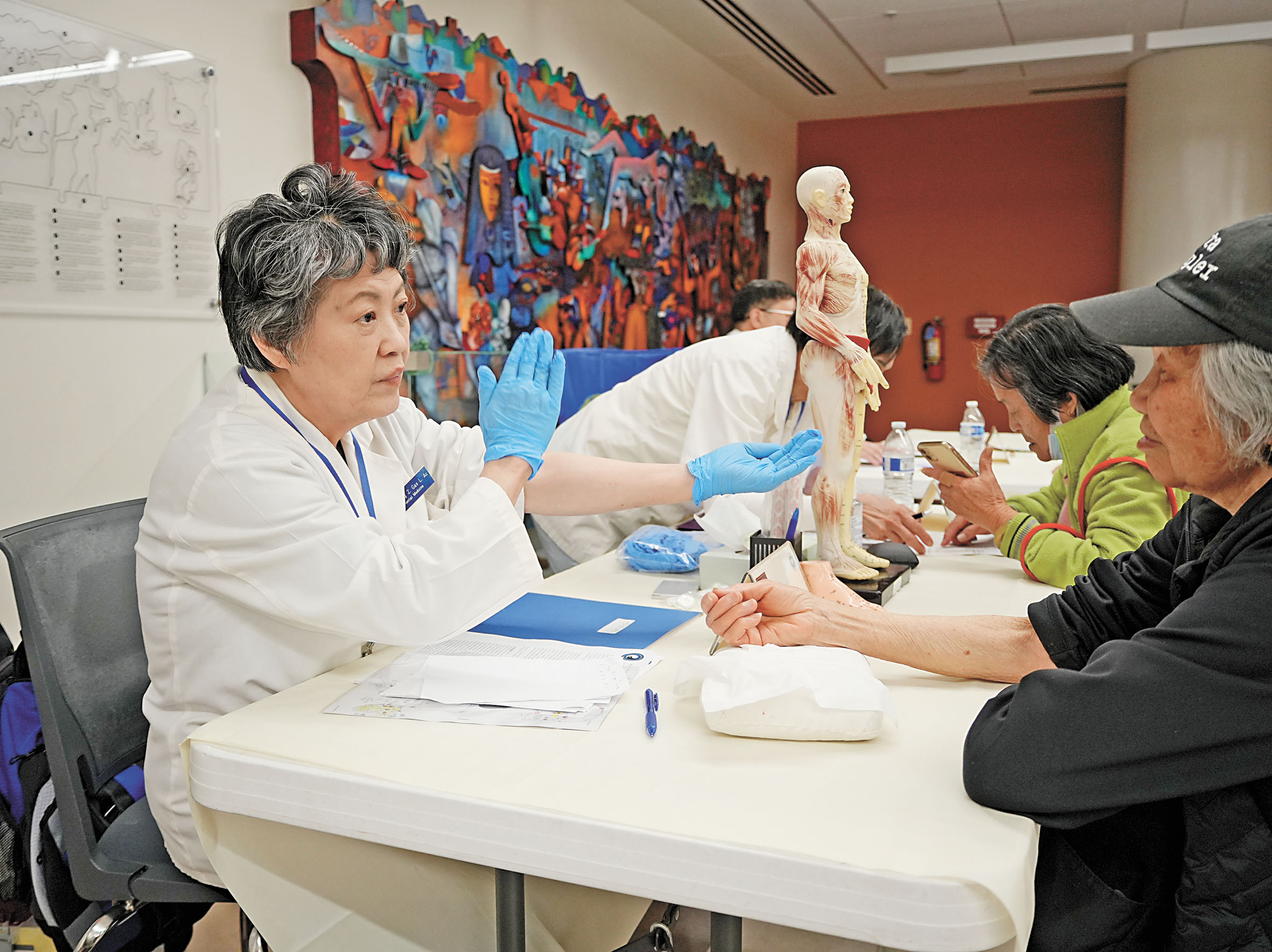 義診現場，醫師向民眾講解。記者黃偉江攝