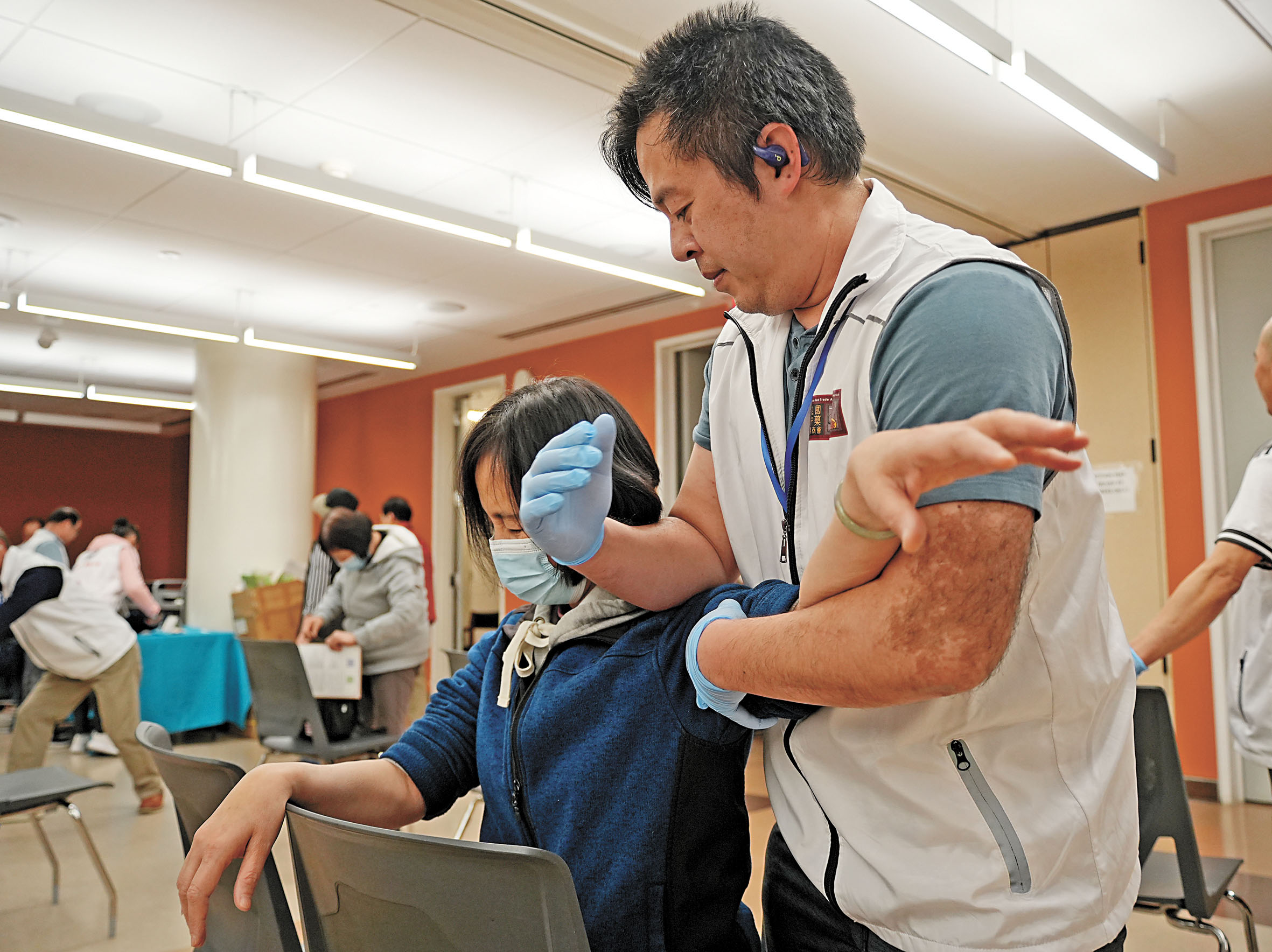 跌打醫師為民眾服務。記者黃偉江攝