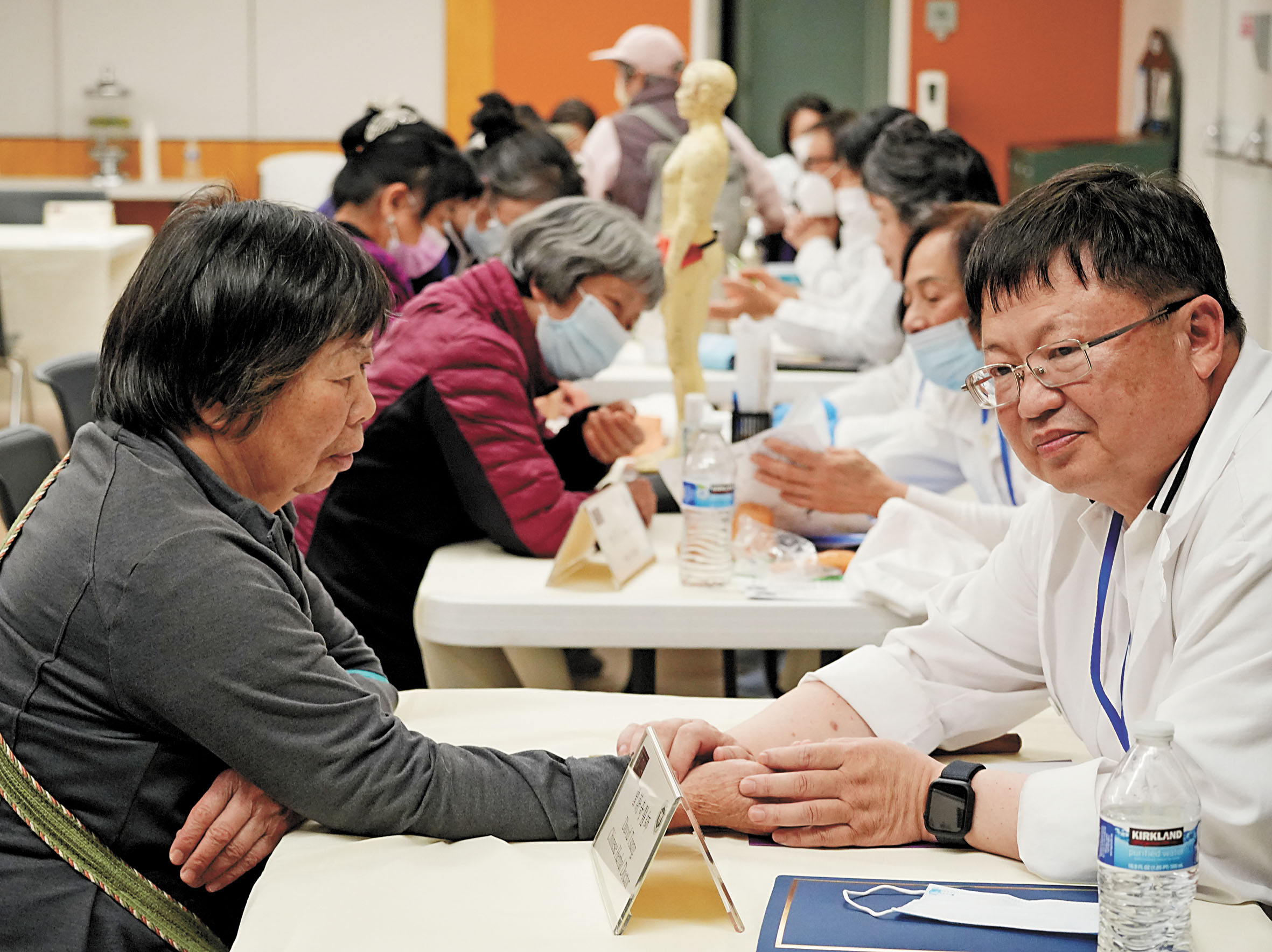 中醫師為民眾把脈。記者黃偉江攝