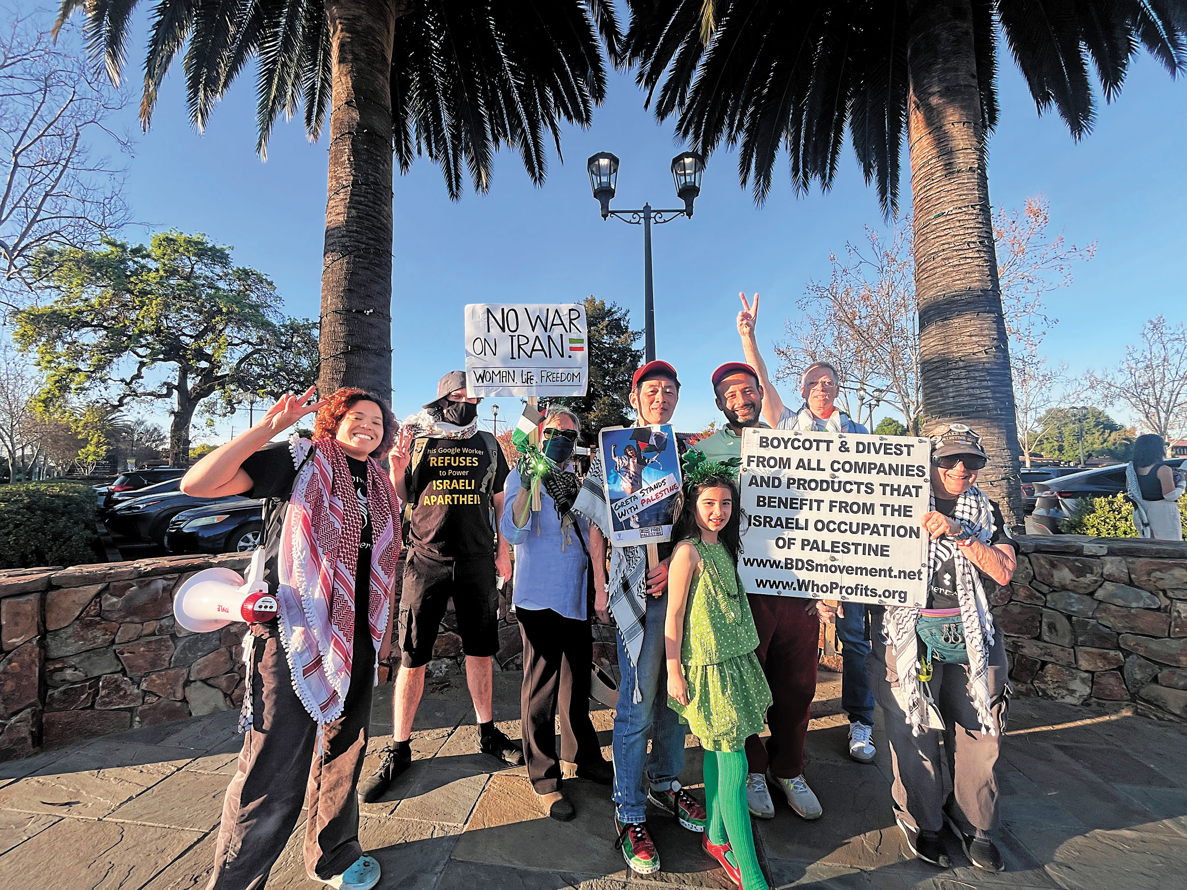 在波羅阿多參加反戰抗議的Vigil4Gaza組織和居民，中間為華人Bob Jung。記者王蔚攝