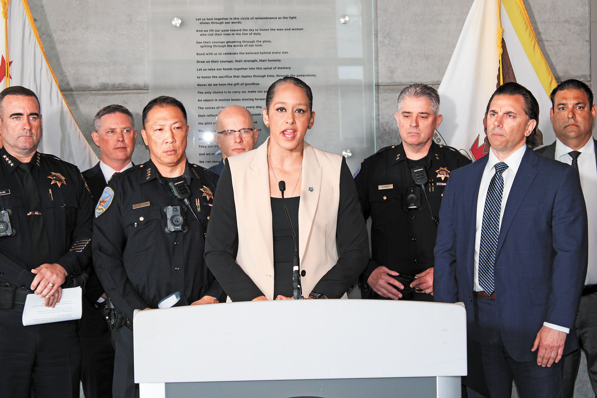 （前左起）屋崙警局局長比爾、三藩市警察局長劉力一、三藩市地檢官謝安宜等宣布聯合破案結果。記者陳程威攝