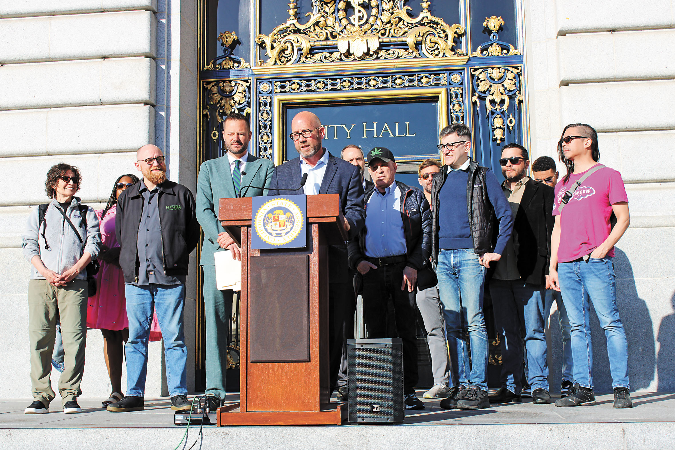 三藩市市參事會主席孟達文（發言者）和州眾議員楊馳馬（前左三）提出大麻餐廳地方法規草案。記者陳程威攝