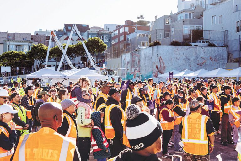 300名志願者與工作人員參與參加植樹節活動。工務局提供