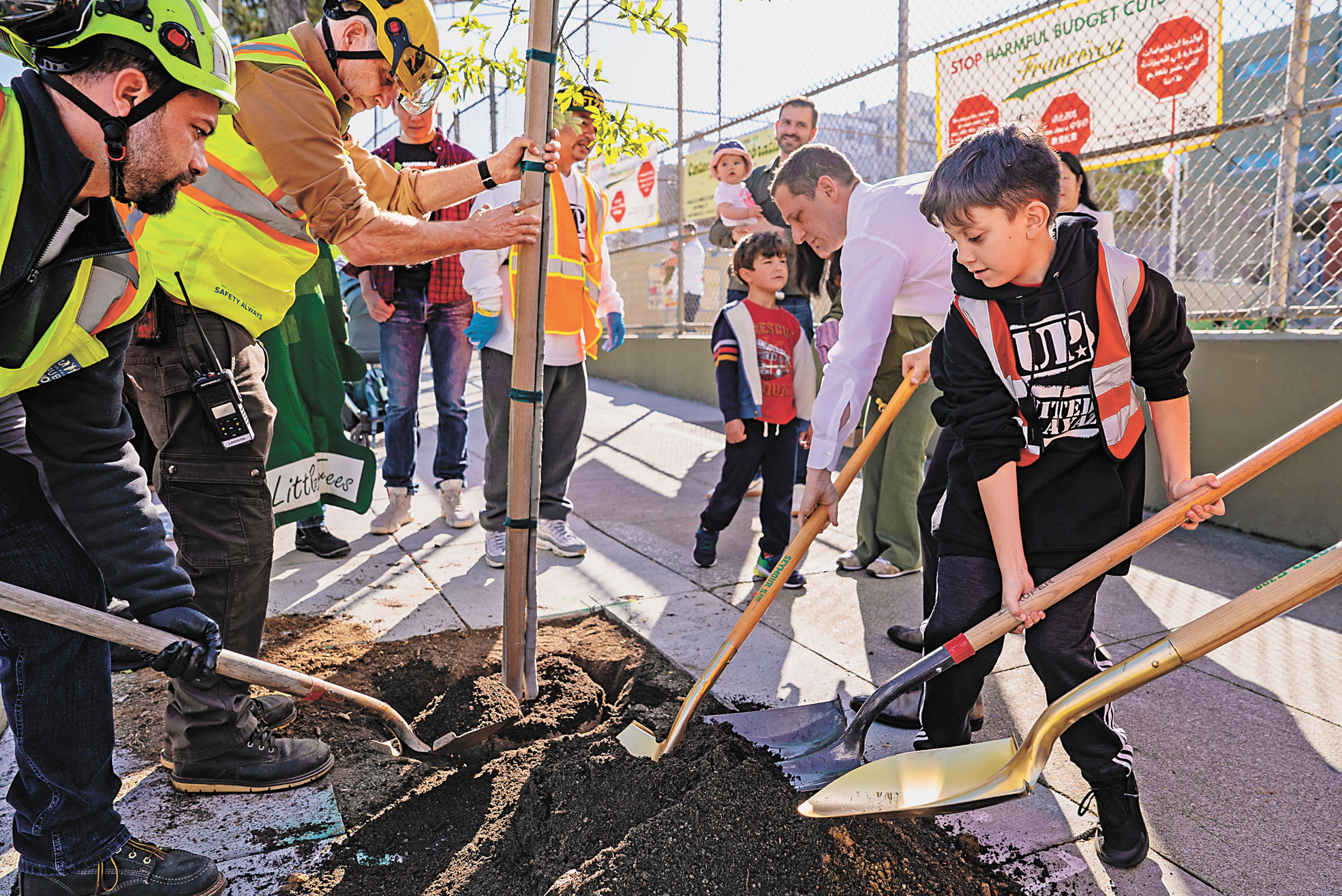 三藩市市長羅偉及一眾官員參加三藩市2026植樹節。工務局提供