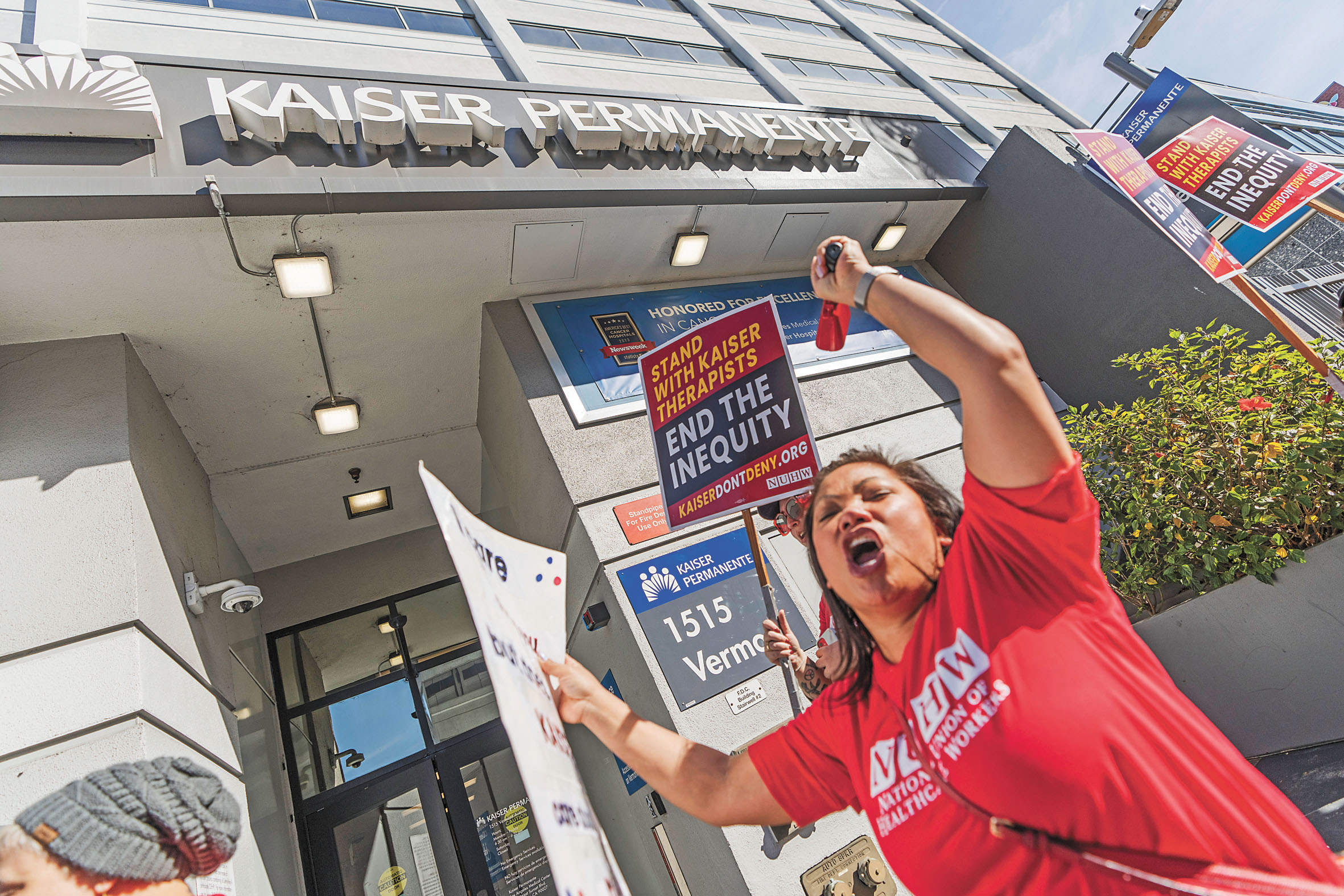 凱薩醫療集團（Kaiser Permanente）等醫療行業從業人員近年發動罷工爭取加薪和改善人力配置。美聯社資料圖