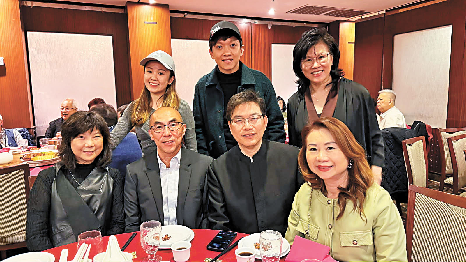 （前左起）芝加哥大學首席文化專員吳桂華、香港駐三藩市經濟貿易辦事處處長張岱楨、星島日報美西版社長兼總編輯梁建鋒伉儷與（後左起）香港粵劇演員梁芷萁、梁振文和星島日報美西版總經理曹念秀演出後合影。記者蘇婕雅攝