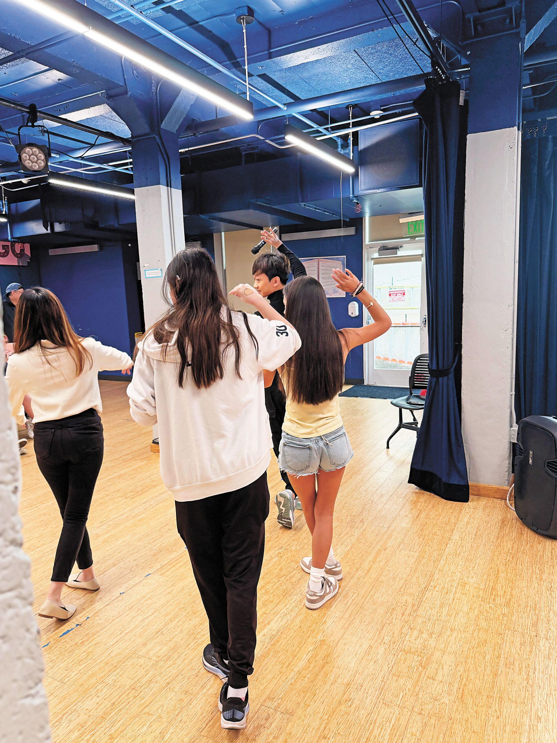 梁振文與梁芷萁在三藩市灣學校帶領學生體驗粵劇基本身段動作，現場互動氣氛熱烈。記者蘇婕雅攝