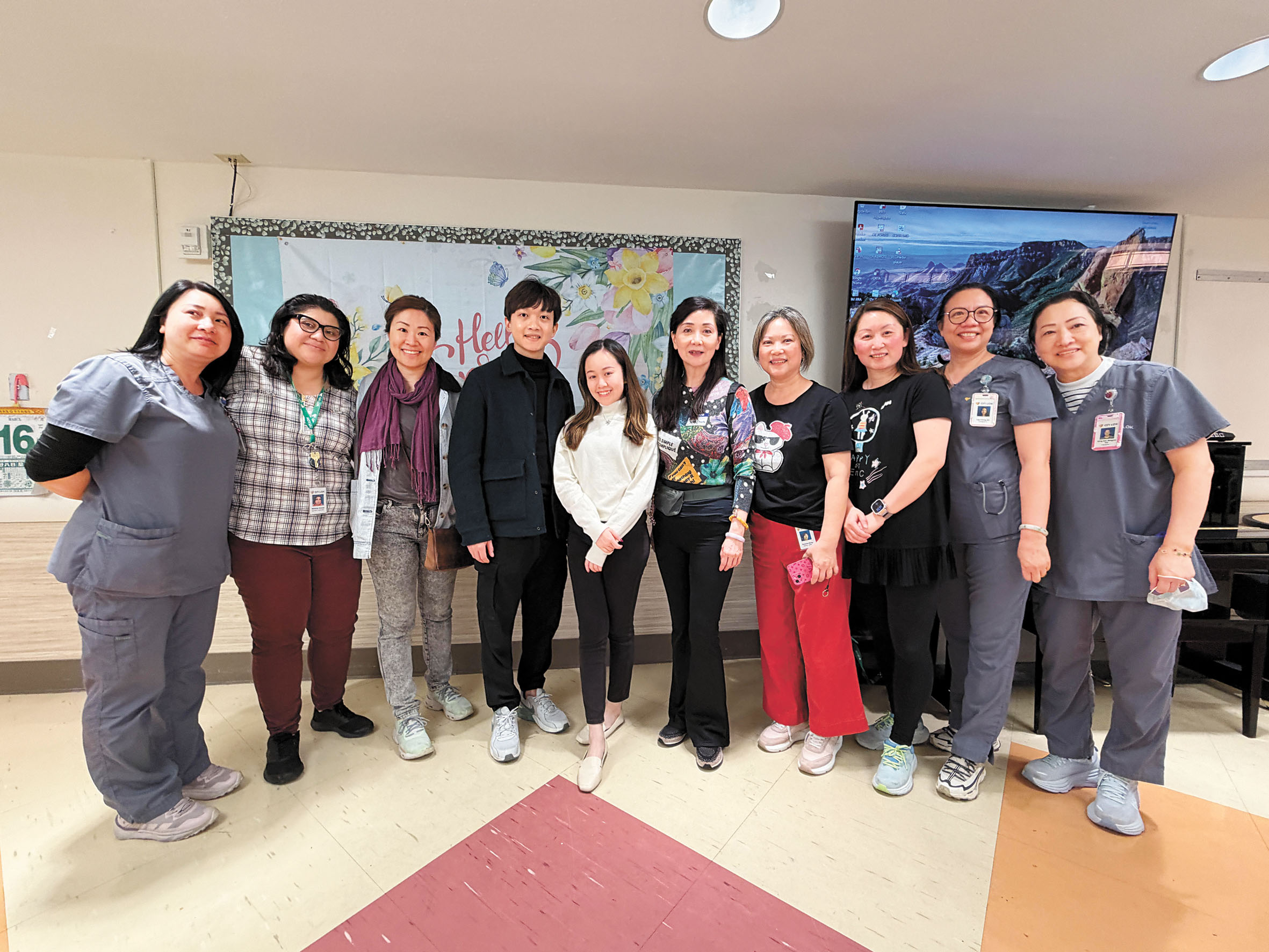 香港粵劇演員梁振文（左四）、梁芷萁（左五）、《星島日報》美西版副總經理董少英（左六）與香港駐三藩市經濟貿易辦事處代表探訪安樂居。記者蘇婕雅攝