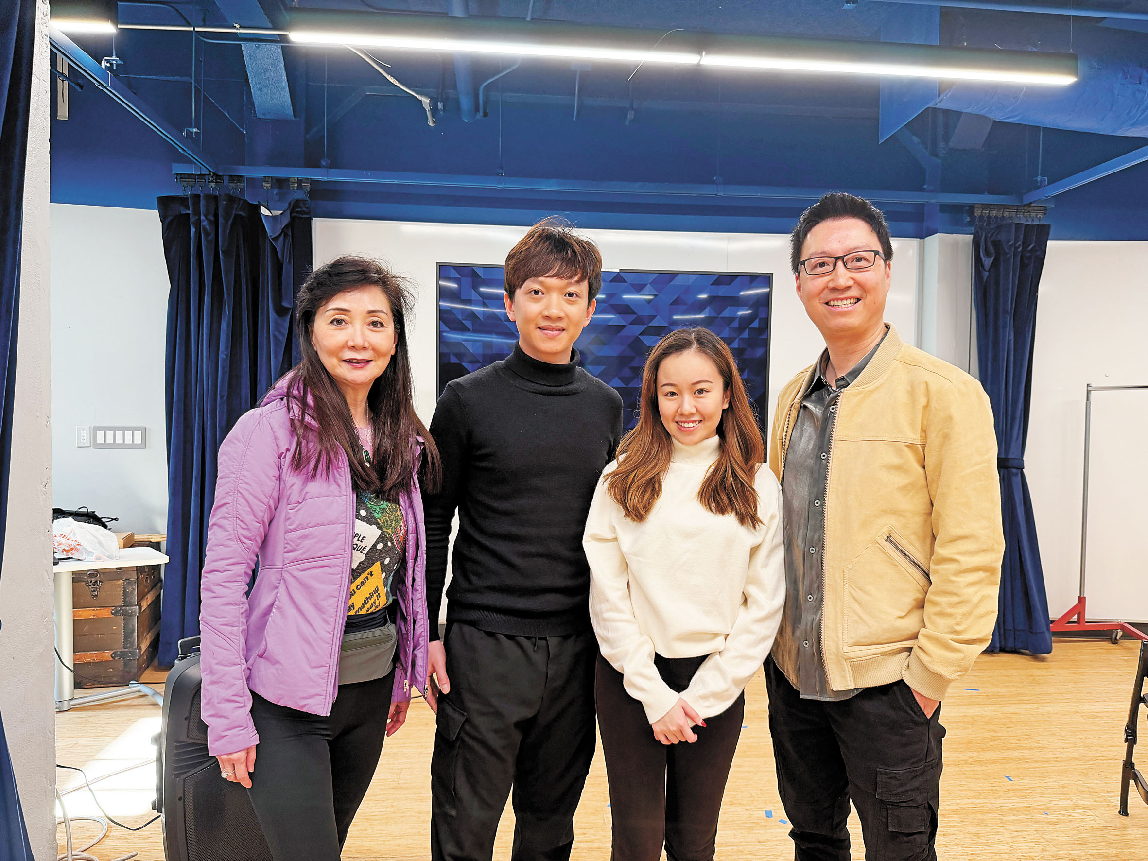 梁振文（左二）、梁芷萁（右二）、《星島日報》美西版副總經理董少英（左一）和三藩市灣學校中文教師楊文元在工作坊後合影留念。記者蘇婕雅攝