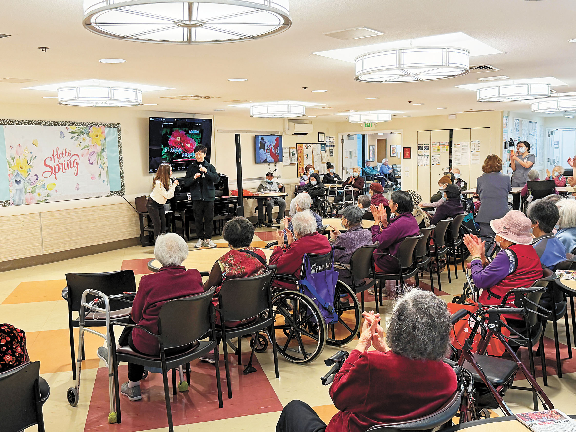 梁振文與梁芷萁為安樂居長者演出。記者蘇婕雅攝