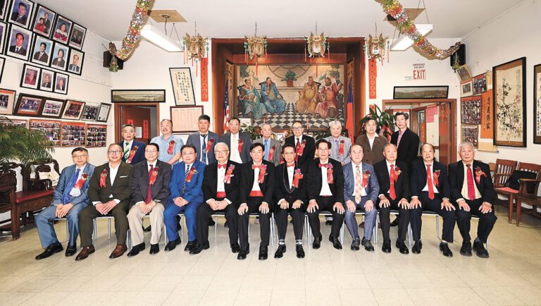 屋崙龍岡首長與劉、關、張、趙嘉賓在禮堂合影。馬紅兵攝
