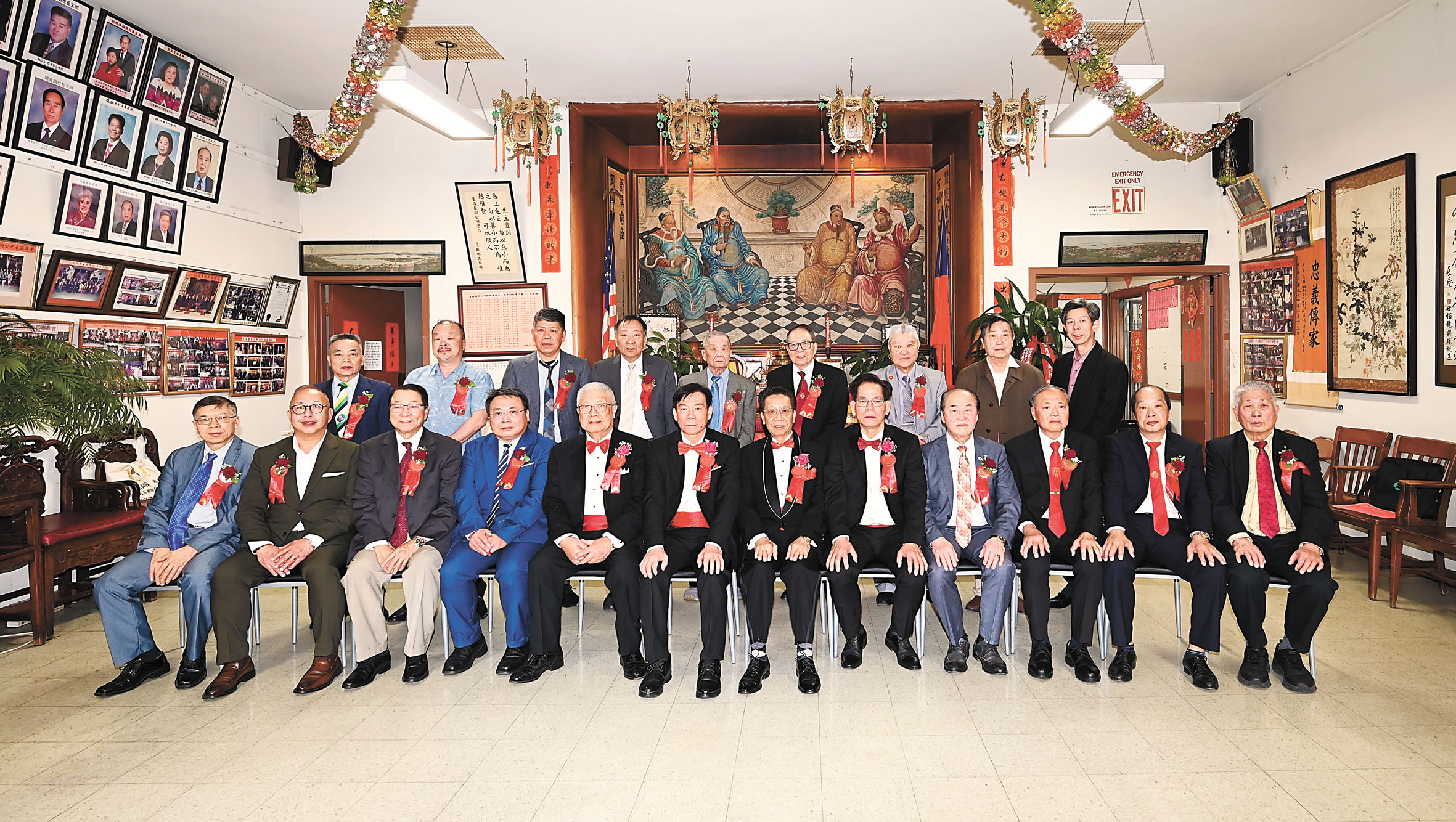 屋崙龍岡首長與劉、關、張、趙嘉賓在禮堂合影。馬紅兵攝