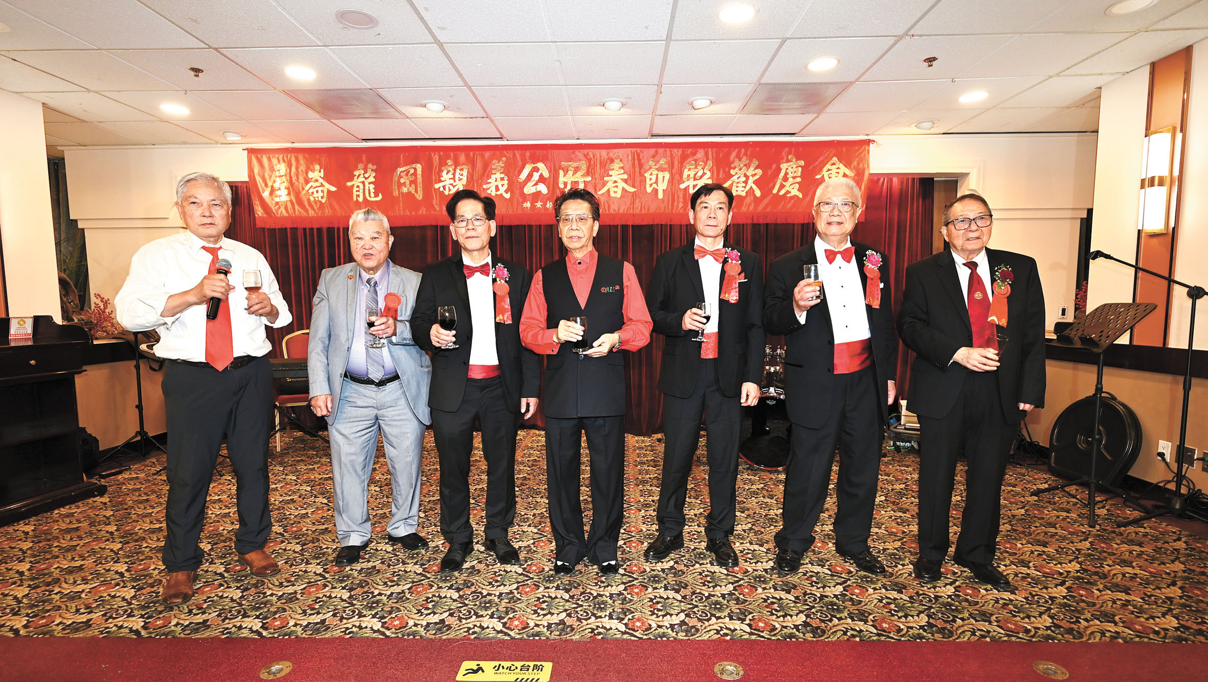 屋崙龍岡首長向嘉賓敬酒。馬紅兵攝